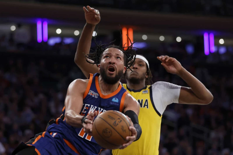 布朗森(Jalen Brunson,前)今天轟下全場最高44分。法新社