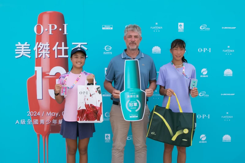 外籍主審John Blom頒發14歲組女單冠亞軍。海碩整合行銷提供