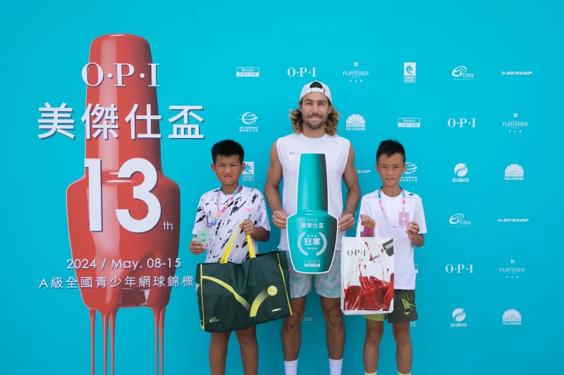 華國三太子盃選手Calum Puttergil頒發12歲組男單冠亞軍。海碩整合行銷提供