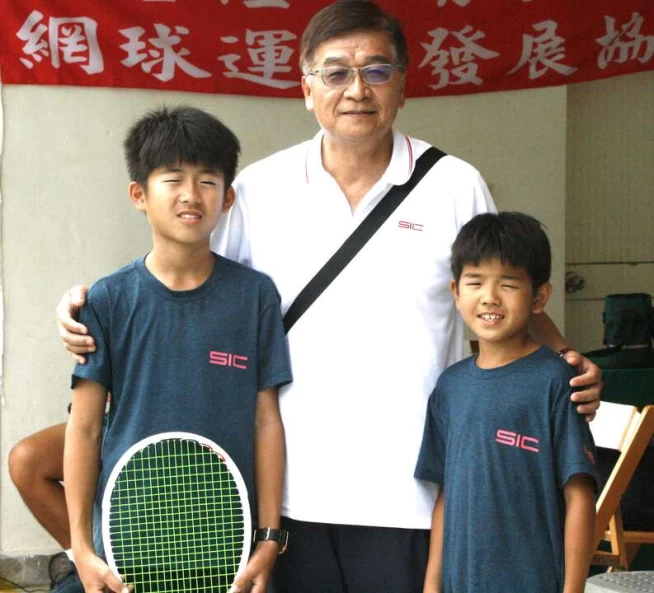 阿公廖仁永(中)帶著兄弟檔參賽哥哥林奂均(左)拿下14歲男單冠軍。青少年網球運動發展協會提供