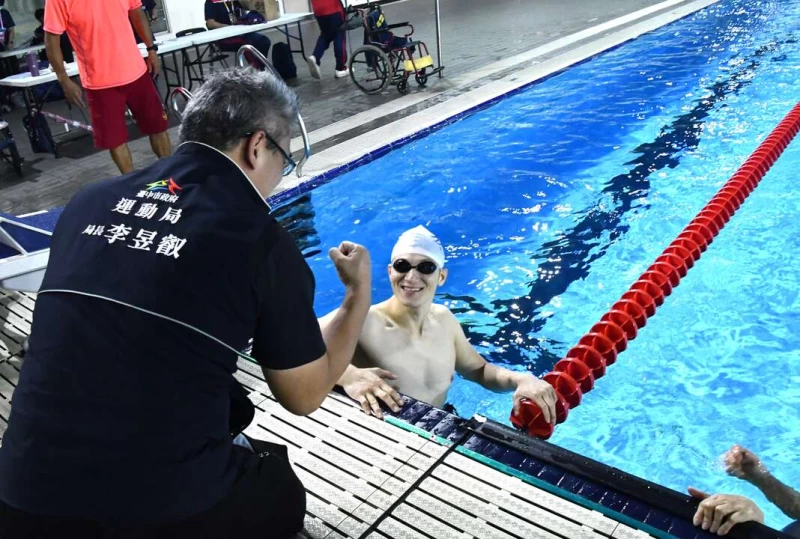 李局長在賽前為代表隊選手加油打氣。台中市運動局提供