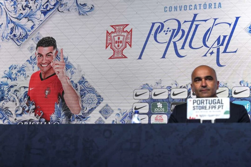 葡萄牙主帥馬丁尼斯(Roberto Martinez,右)宣布再將C.羅納度列入名單內。法新社