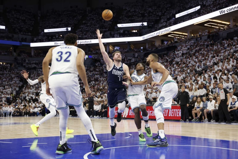 唐西奇(Luka Doncic)今天在第四節搶下15分,最終轟下全場最高的33分。法新社