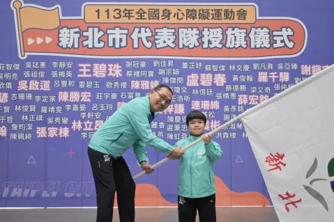 113年全國身心障礙國民運動會，新北羽球好手吳于嫣代表接下新北市旗。新北市體育局提供