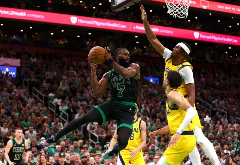 布朗(Jaylen Brown)今天攻下40分,追平生涯季後賽單場得分最高紀錄。法新社