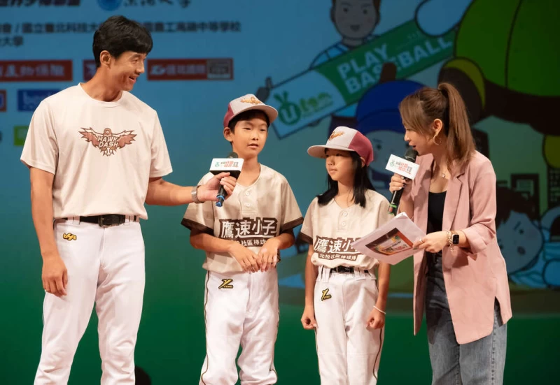 戴極昇(左)與一對女兒代表鷹速小子北投出席記者會。台灣世界少棒聯盟提供
