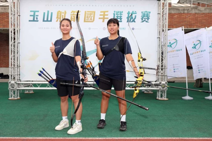 參加選拔賽的明德高一生陳以錡(右)、高二生陳芷伊。射箭協會提供