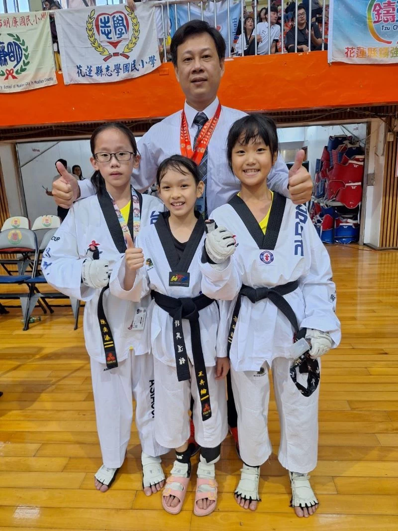 臺中市A隊陳奕溱、王卉綸、 蔡沚恬奪冠後，與教練謝世韋合影。姚瑞宸攝