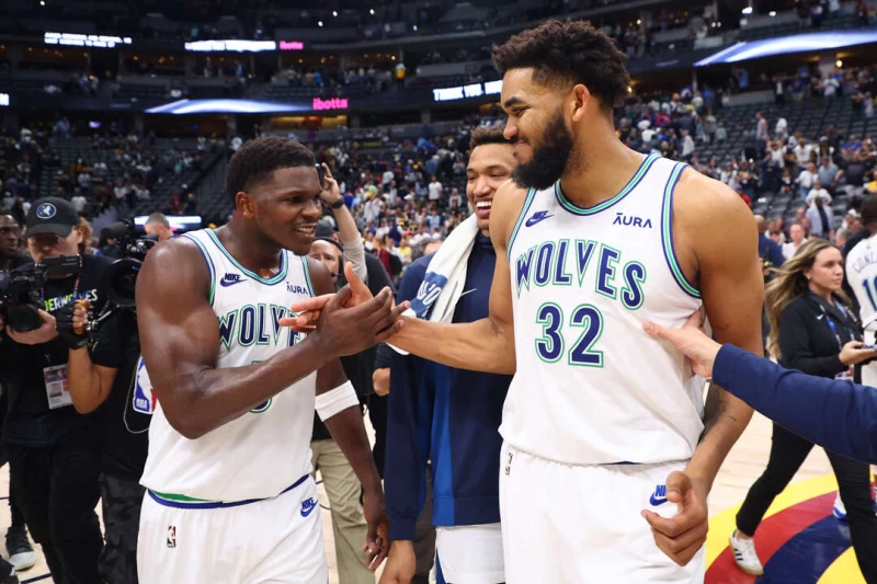 唐斯(Karl-Anthony Towns)末節關鍵的兩顆救命3分球,搭配愛德華茲愛德華茲(Anthony Edwards)準大三元的表現,灰狼成功避免被橫掃。法新肨