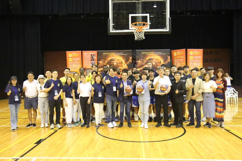 Friendly Hoops友善籃框國際友誼籃球賽，醒吾科技大學場大合照。新北市政府體育局提供