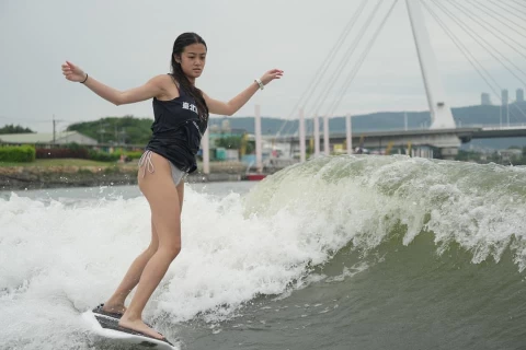 快艇衝浪美少女Jocelyn 陳宥蓁參與113年台北滑水公開賽。星予運動經紀提供