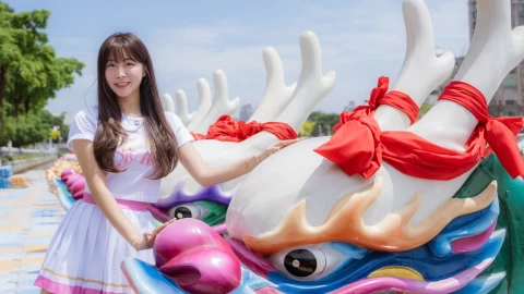 台鋼雄鷹wing stars 安芝儇將會與台鋼啦啦隊員們一起出席6/10啦啦隊應援,圖為5/25安芝儇出席龍舟點睛儀式。高雄運發局提供
