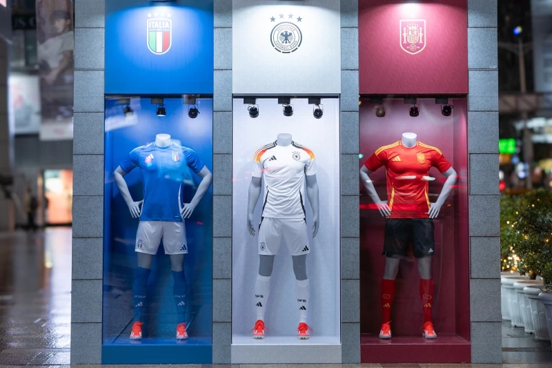 adidas為響應歐洲盃賽事舉辦Adidas歐洲國家盃超級巨球巡迴展。官方提供
