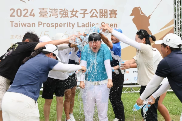 石澄璇奪冠後接受好友們的潑水慶賀。Tlpga提供/葉勇宏攝