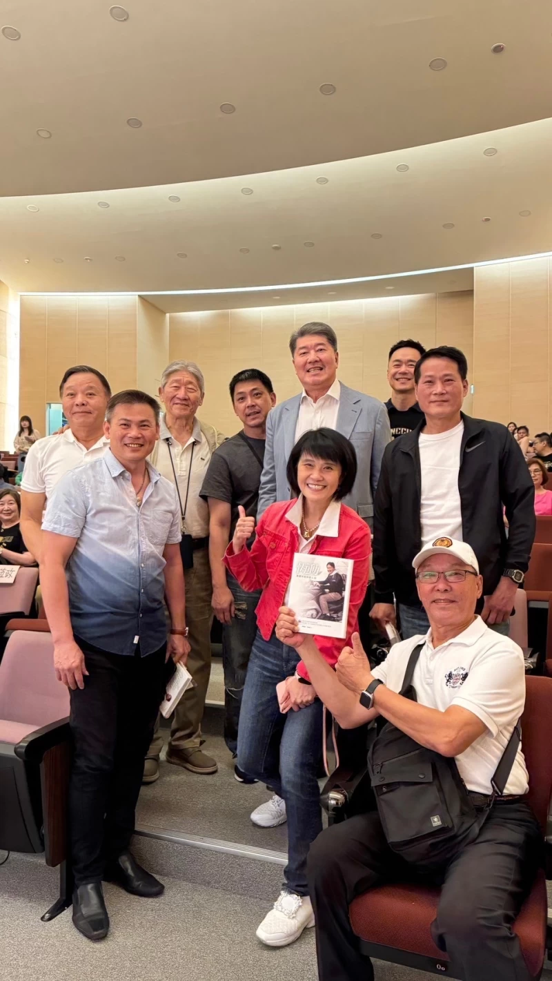 姜豐年自傳《恆動》出版記者會上，前新浪獅球員教練再聚首。東美文化提供