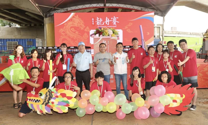 新北市議長盃第十四屆龍舟錦標賽與The Paddlers隊伍合影。新北市政府體育局提供