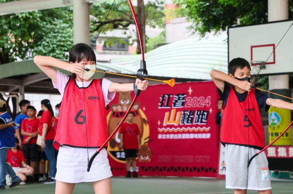 三重集美國小畢業生體驗山林神射手。新北市政府體育處