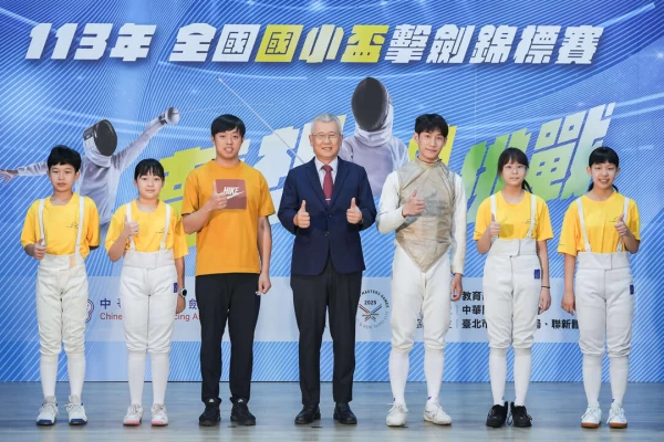 理事長張煥禎（左四）和巴黎奧運選手陳弈通(左五)一起為即將到來的全國國小盃擊劍錦標賽選手們加油打氣。官方提供