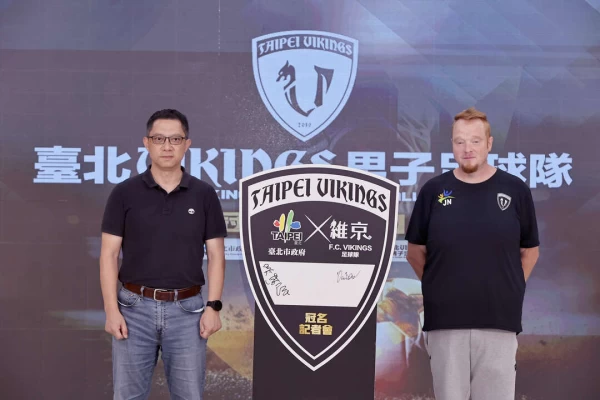 臺北市體育局吳健羣副局長及臺北Vikings總領隊Johnni Nielsen共同簽約合作。臺北維京人提供