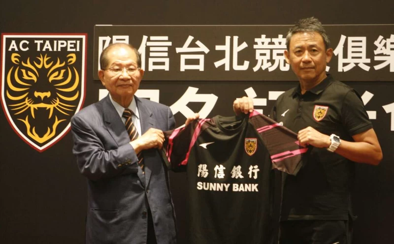 陽信台北競技俱樂部總教練陳信安(右)送上球隊新球衣給陽信銀行陳勝宏董事長。詹健全攝