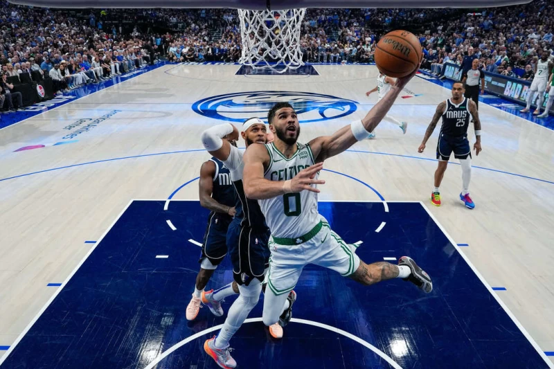 塞爾提克雙探花塔圖姆(Jayson Tatum)今天在NBA總冠軍賽第三戰分別攻下31分。法新社