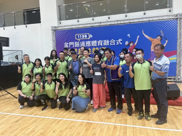 李洋向金門學校捐贈YONEX羽球200筒大合照。官方提供