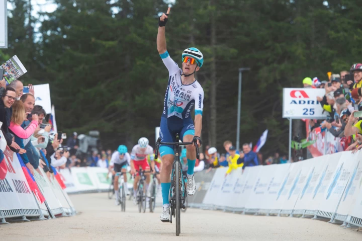 手指天際畢爾包用環斯洛維尼亞的這一勝向梅德致敬。Sprint Cycling提供