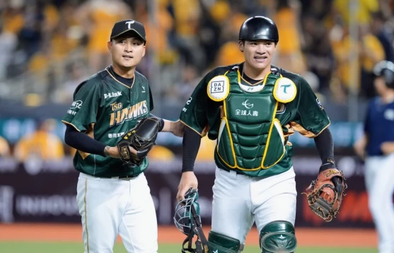 先發投手江承諺(左)、捕手張肇元都是台鋼上半季勝率超過4成的關鍵人物。(台鋼雄鷹提供)