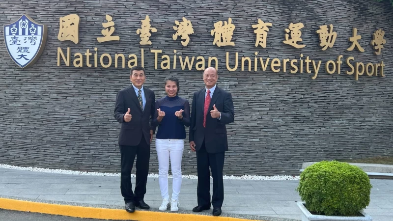 莊慶坊(右)AFC最菁英競賽官員、國際女裁判楊舒婷(中)和台體大教授趙榮瑞(左)。(圖:趙榮瑞提供)