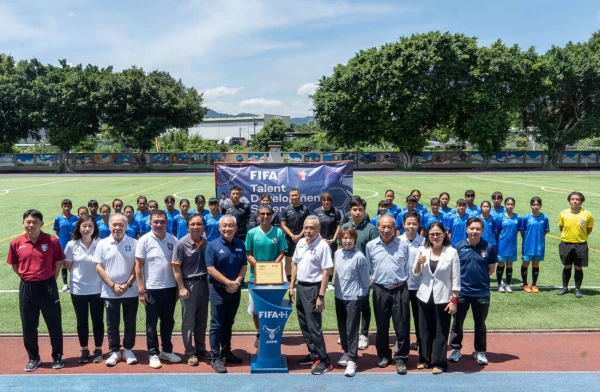 中華足協與國際足總推動的國際足總人才發展計劃(FIFA Talent Development Scheme,TDS)大合照。足協提供