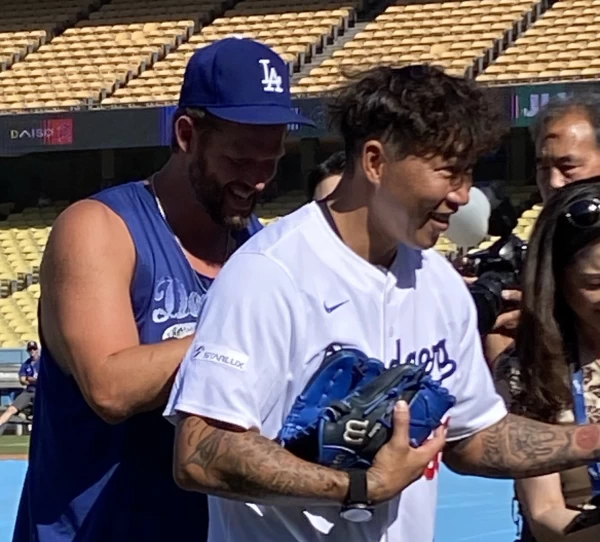 柯蕭（Clayton Kershaw）還幫老隊友郭泓志簽名。摘自@Bill Plunkett