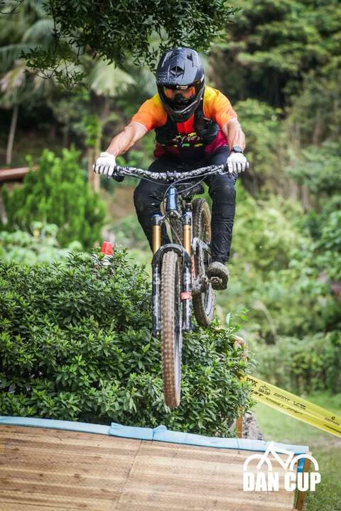 來自哥倫比亞的登山車好手 Marcelo Gutierrez，在下坡賽中有著出色表現絕佳控車能力。大會提供