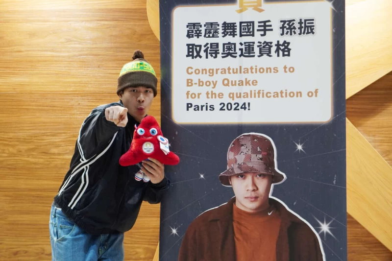 孫振手拿巴黎奧運吉祥物娃娃俏皮拍照。澄禹行銷