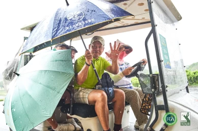 第一回合因雷陣雨暫停比賽選手們為了安全返回出發站。楊宸漢攝