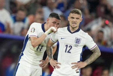 英格蘭中場大將福登(Phil Foden,左)突然離返英。法新社