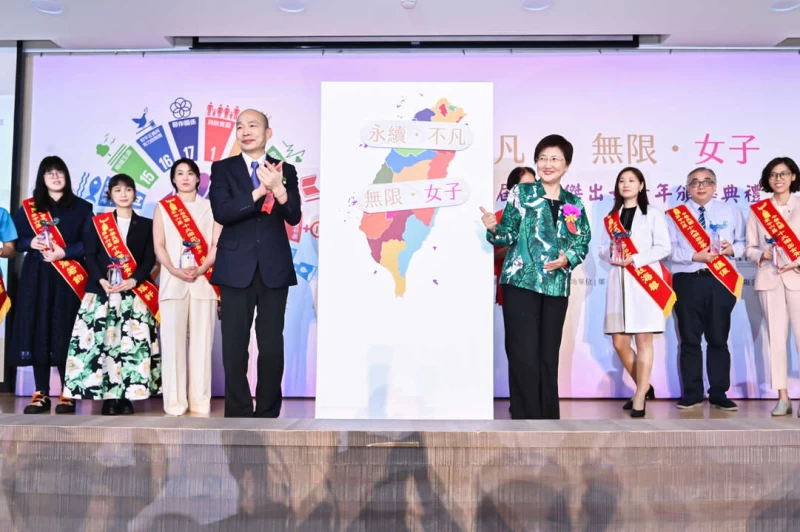 立法院長韓國瑜出席為當選人頒贈「金鳳獎獎座。大會提供