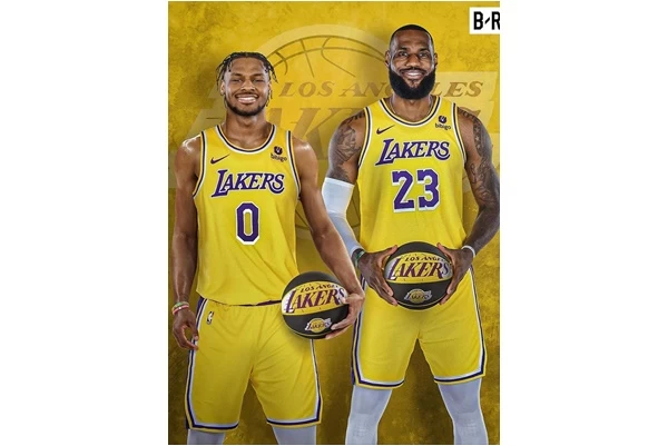 詹皇父子同隊寫歷史。摘自LeBron James IG