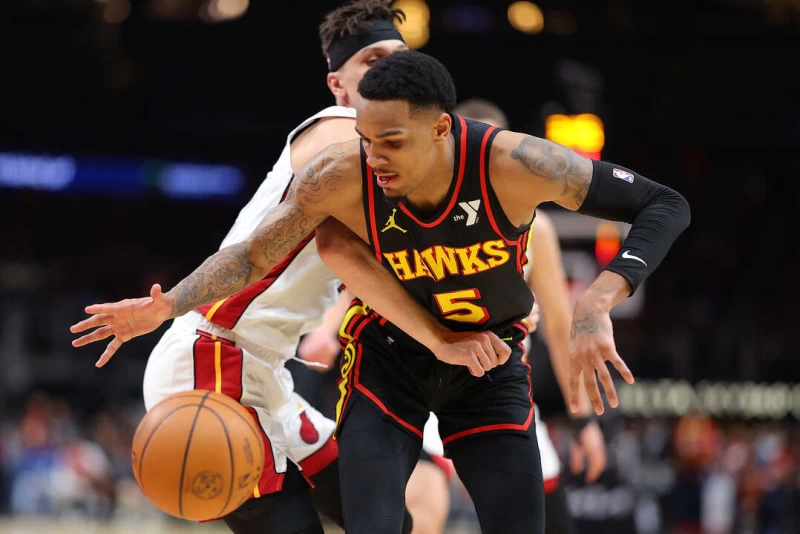 老鷹將雙槍之一的默里（Dejounte Murray，前）交易到鵜鶘。法新社