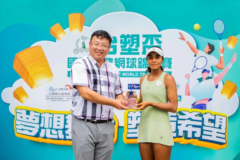 中華民國網球協會理事長劉啟帆頒發獎盃予單打冠軍Vaidehi Chaudhari。海碩整合行銷提供