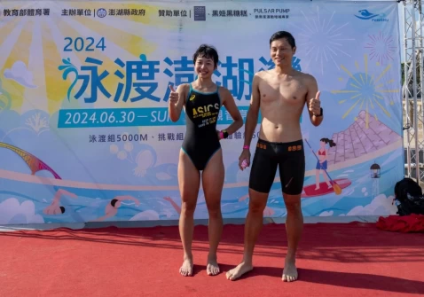 五千公尺泳渡組的男女冠軍蔡曜宇(右)、郭家齊。大會提供