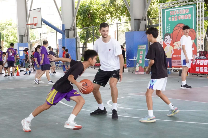 黎明科大球員希古與小選手互動。國小體總提供