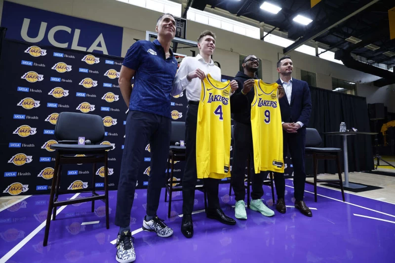 詹皇之子布朗尼（Bronny James，右2）正式與湖人簽約。法新社
