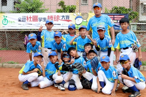 親子勇士U10合照。台灣世界少棒聯盟提供
