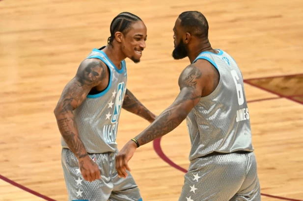國王以三年7400萬美元（約新台幣24.2億元）網羅原公牛的德羅贊（DeMar DeRozan，左）。法新社