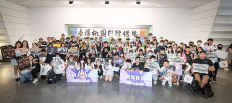 Bmg 與 Fw 兩支代表隊伍也在桃園機場受到大批粉絲熱烈歡迎。官方提供