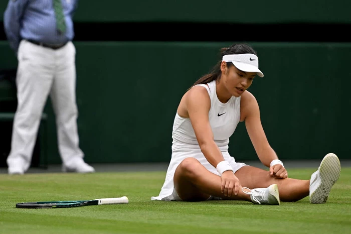 英國選手拉杜卡努 (Emma Raducanu)在16強賽時意外滑倒。法新社
