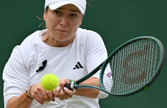 溫網特別破例讓絲薇托莉娜 (Elina Svitolina) 戴著白絲帶上場。法新社