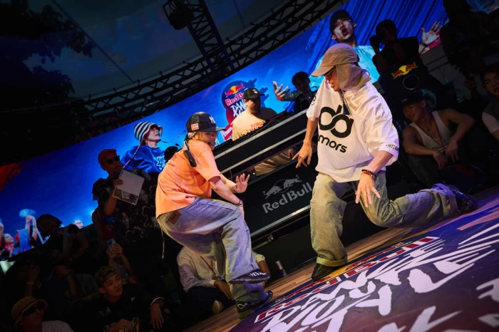 台灣 Red Bull Dance Your Style 吸引全台最強舞者，於決賽舞力全開、進行一對一對戰，激起觀眾熱情尖叫。Red Bull 提供