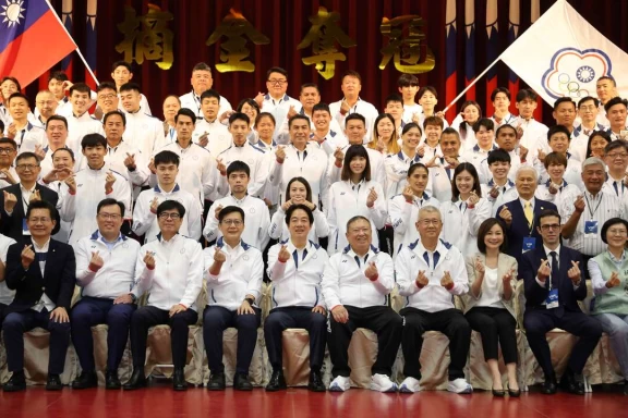 巴黎奧林匹克運動會代表團授旗典禮大合照。李天助攝