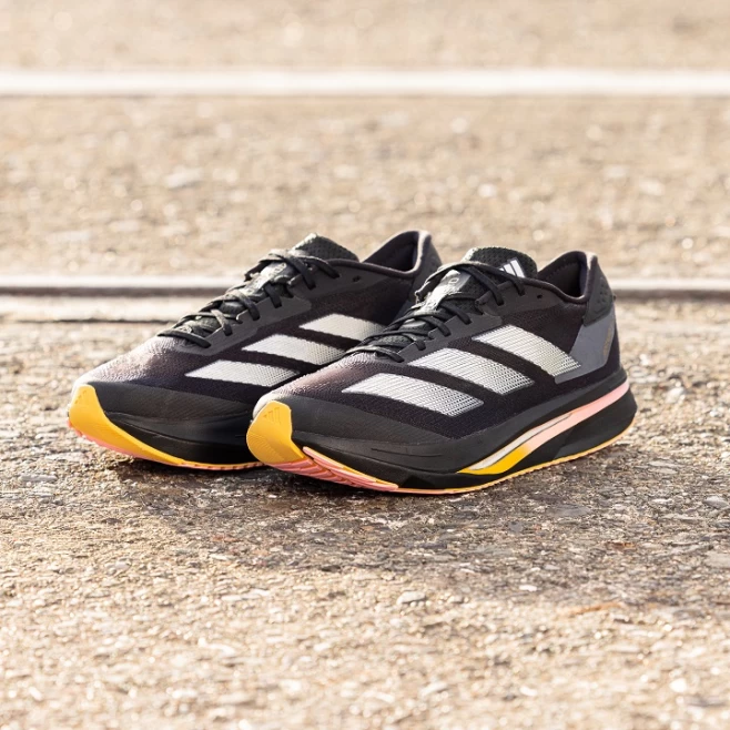 adizero Sl2特別推出為四年一度世界級運動賽事打造的限定黑黃配色。官方提供
